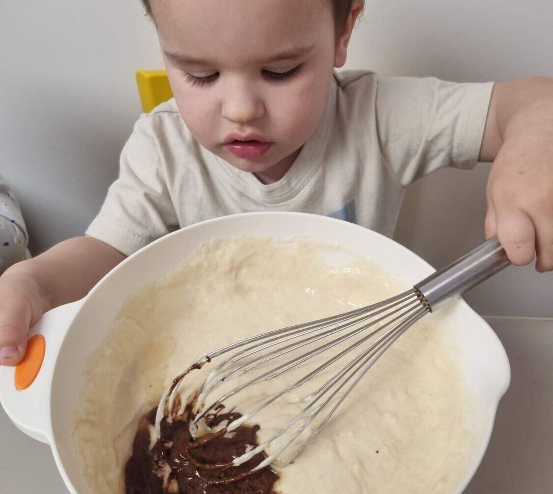 Enfant qui cuisine à la crèche Baby's Bulles