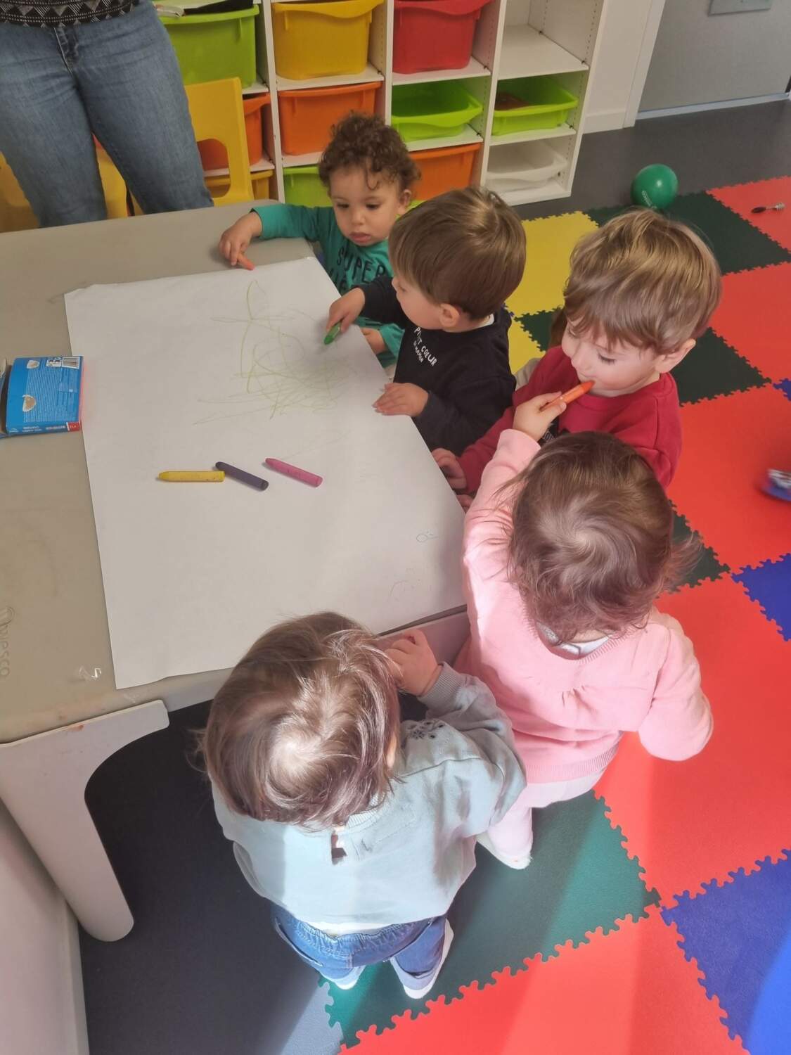 Enfants qui font des dessins