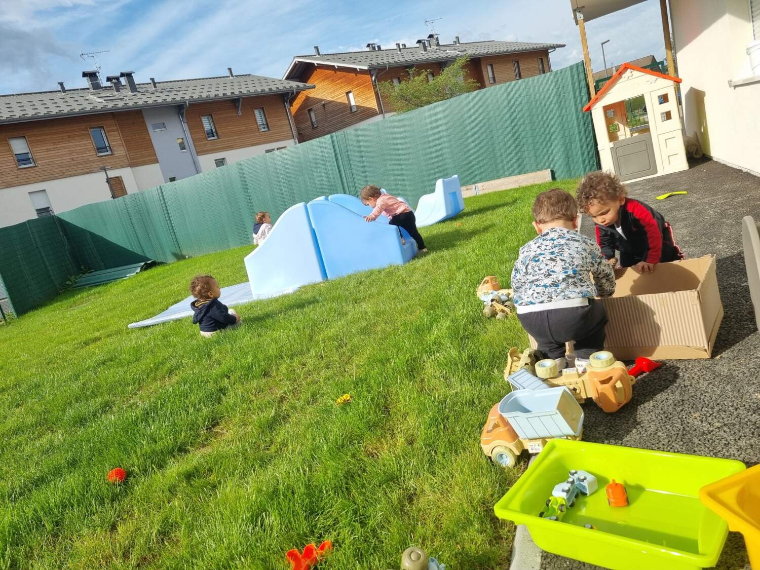 Enfants qui jouent en extérieur à la Crèche Baby's Bulles