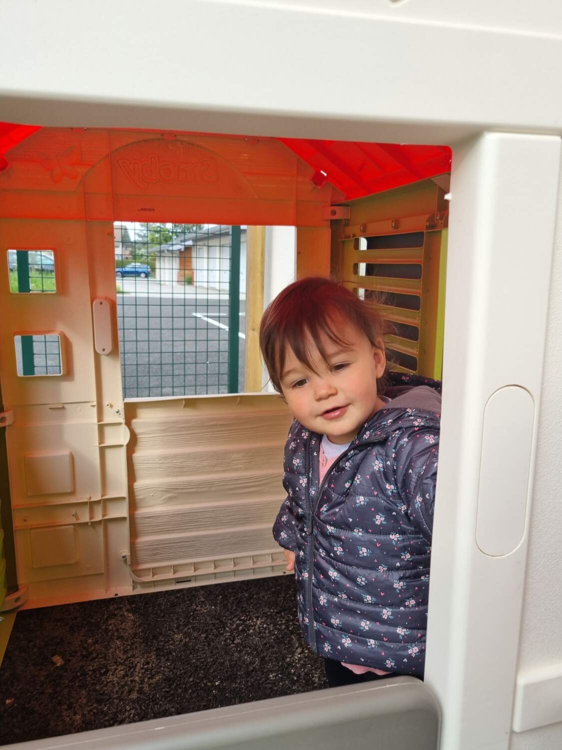 Enfant dans une maison qui joue à la crèche Baby's Bulles