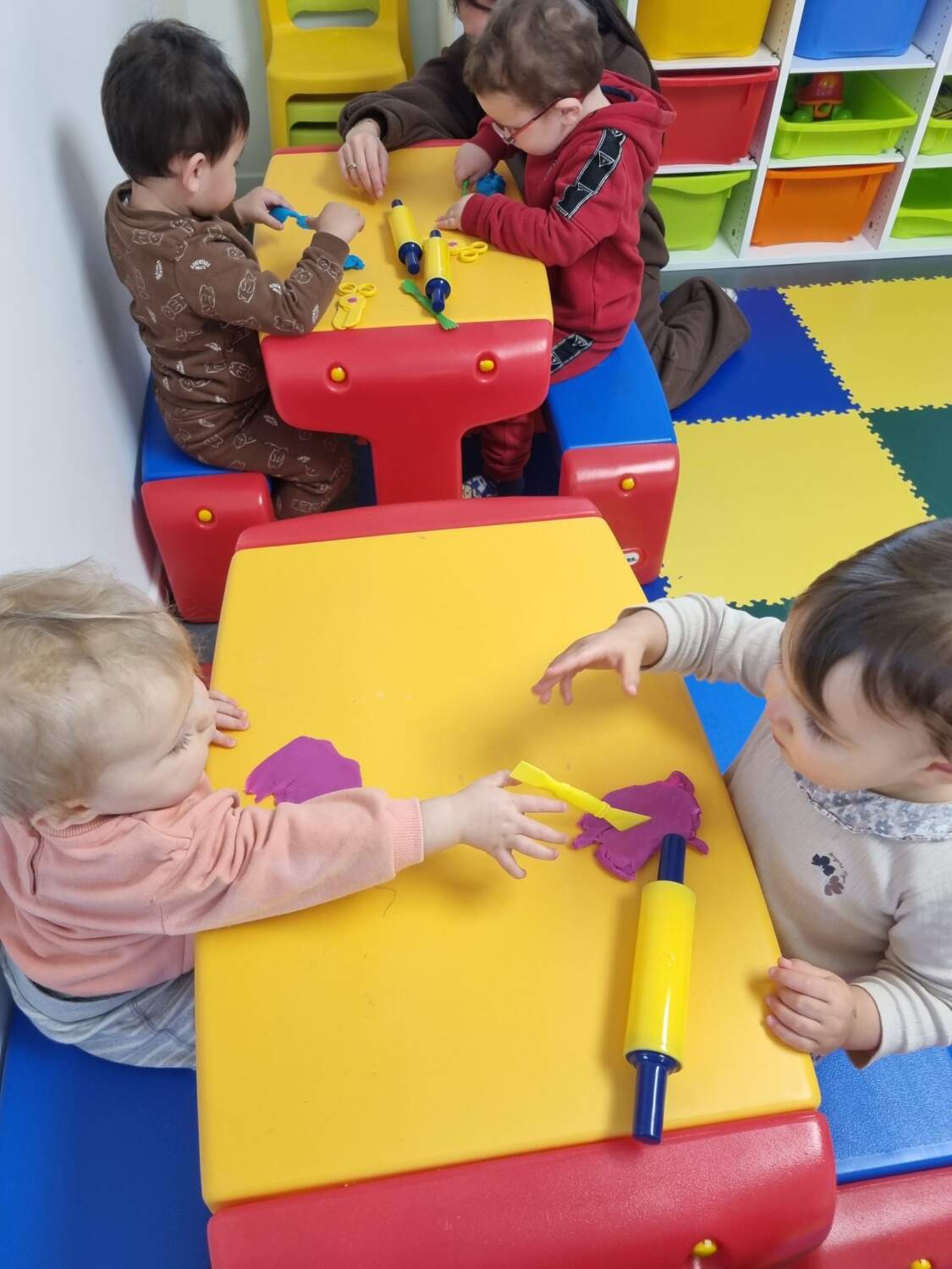 Enfant qui joue à la pate a modelet