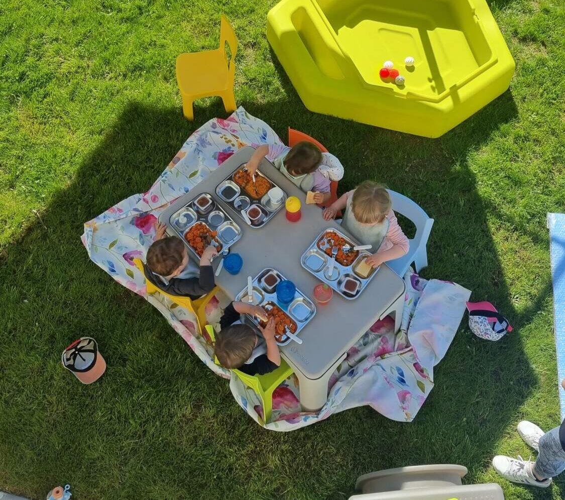 repas au soleil à la crèche Baby's Bulles